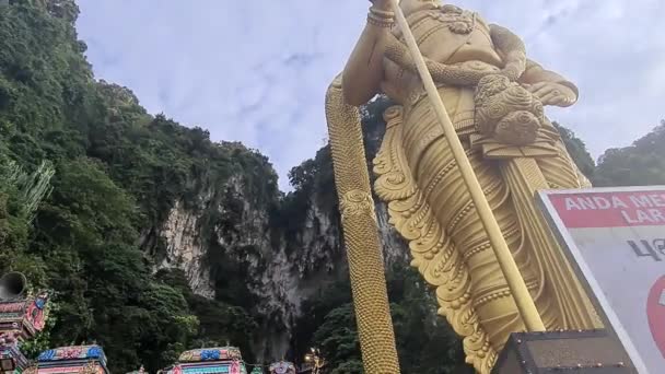 Devotos Hindúes Fuera Del Templo Murugan Festival Thaipusam — Vídeos de Stock
