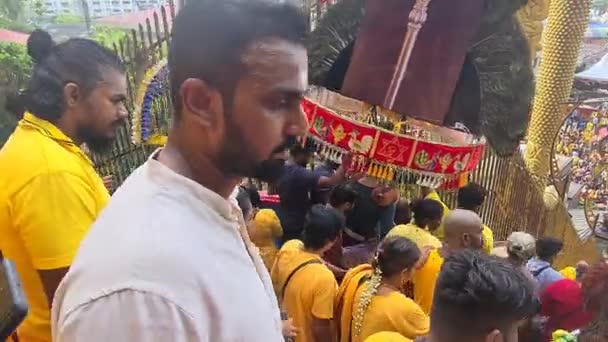 Hindu Bhakták Sétálnak Lépcsőn Egy Hatalmas Kavadival — Stock videók