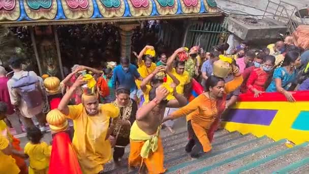 ヒンドゥ教徒の信者ミルクの瓶を運ぶ寺院の階段を歩く — ストック動画