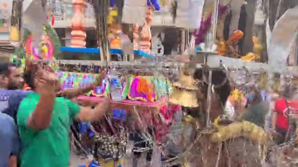 Hindoe Toegewijden Dragen Kavadi Vieren Verjaardag Van Murugan Tijdens Thaipusam — Stockvideo