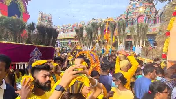 Ινδουιστές Πιστοί Φορώντας Κίτρινα Φορέματα Έξω Από Ναό Murugan Γιορτάζοντας — Αρχείο Βίντεο