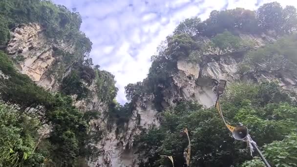 Devotos Hindus Andando Nas Escadas Das Cavernas Monte Thaipusam — Vídeo de Stock