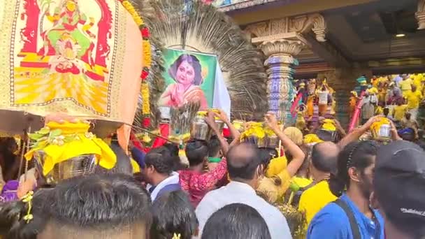 ムルガン寺院の外に伝統的な外観を持つヒンズー教徒の信者はタイを祝う — ストック動画