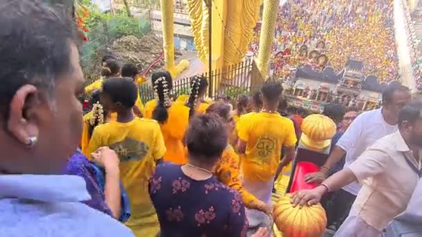タイのムルガン寺院の階段に伝統的なカヴァディを持つヒンズー教徒の信者 — ストック動画