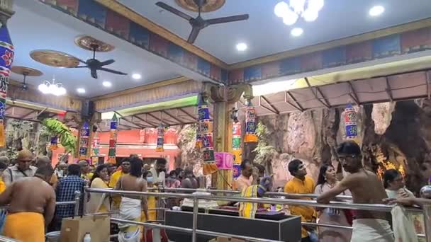 Індуїстські Поклонники Які Поклоняються Храмі Муруган Малайзії — стокове відео