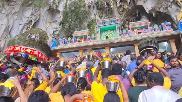 Hindu Anhänger Mit Kavadi Auf Der Treppe Des Murugan Tempels — Stockvideo