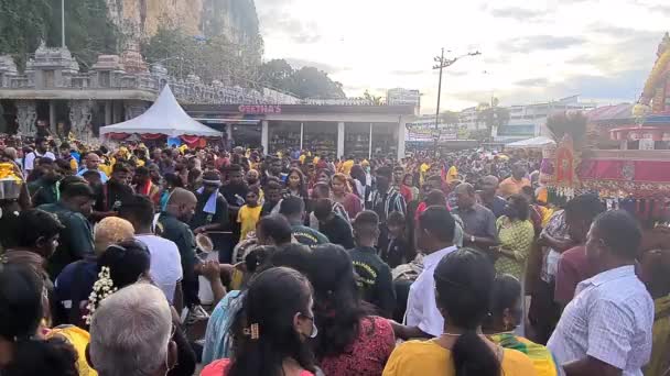 ヒンドゥー教の男性と女性の群衆が集まり タイパームを祝う — ストック動画