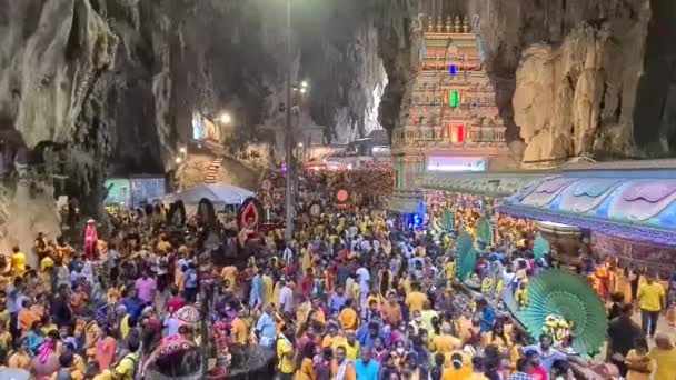 Thaipusam Festivalinde Murugan Tapınağında Toplanan Hindu Kalabalığı — Stok video