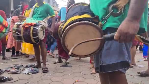 Індуїстські Чоловіки Зеленими Сорочками Ють Барабани Святі Тайпусам — стокове відео
