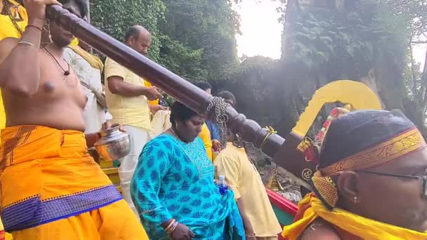 Hindu Män Som Bär Traditionella Föremål För Att Fira Thaipusam — Stockvideo