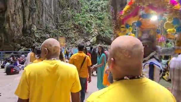 Hindu Férfiak Nők Murugan Templomban Nappal — Stock videók