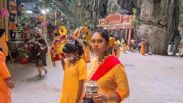 Turuncu Elbiseli Hindu Kadınlar Murugan Tapınağında Yürüyen Kavadi — Stok video