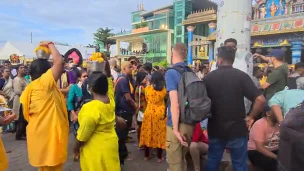 Mujeres Hindúes Con Vestidos Amarillos Llevando Kavadi Cabeza — Vídeos de Stock
