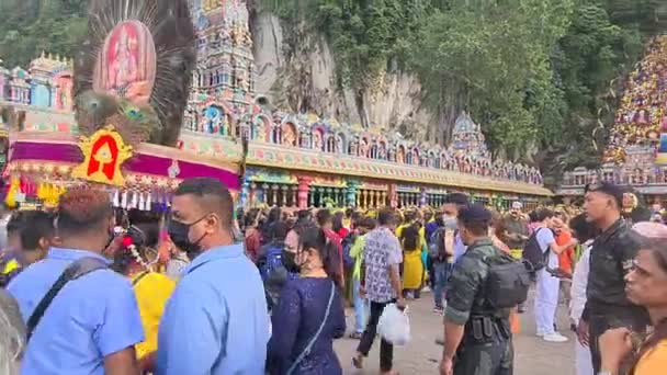 Mujeres Hindúes Con Vestidos Amarillos Llevando Kavadi Hacia Templo — Vídeos de Stock