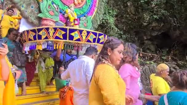 Послідовники Індуїзму Каваді Йдучи Сходах Храму Муруган Печерах Бату — стокове відео