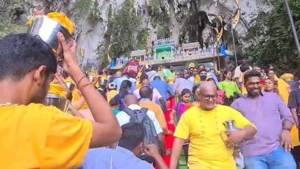 Hindoeïsme Volgelingen Met Kavadi Lopen Trappen Van Murugan Tempel Maleisië — Stockvideo