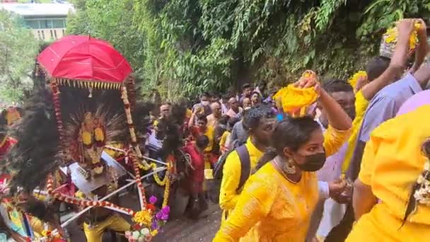 Hindusi Niosący Kavadiego Idącego Kierunku Świątyni Murugan Dla Thaipusam — Wideo stockowe