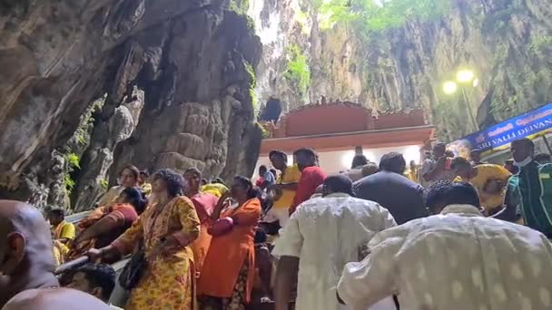 Hindusi Wspinający Się Schodach Świątyni Jaskiń Batu Festiwalu Thaipusam — Wideo stockowe