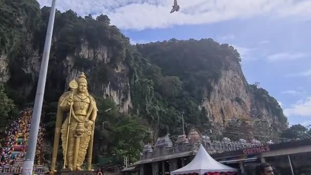 Hindusi Zebrali Pobliżu Złoty Posąg Świątyni Murugan Malezji — Wideo stockowe