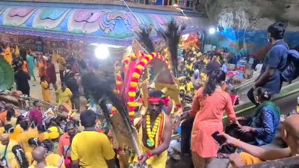 Ινδουιστές Μαζεύουν Πλήθος Στο Ναό Μπατού Σπήλαια Στο Φεστιβάλ Thaipusam — Αρχείο Βίντεο