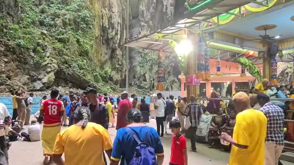 Hindúes Vagando Templo Murugan Las Cuevas Batu Malasia — Vídeos de Stock