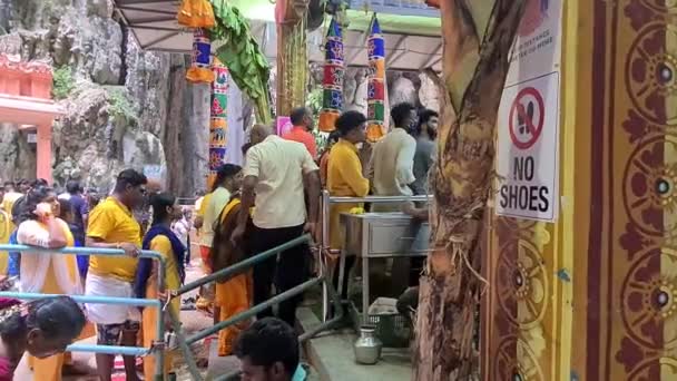 Hindus Stehen Beim Thaipusam Fest Schlange Den Murugan Tempel Betreten — Stockvideo
