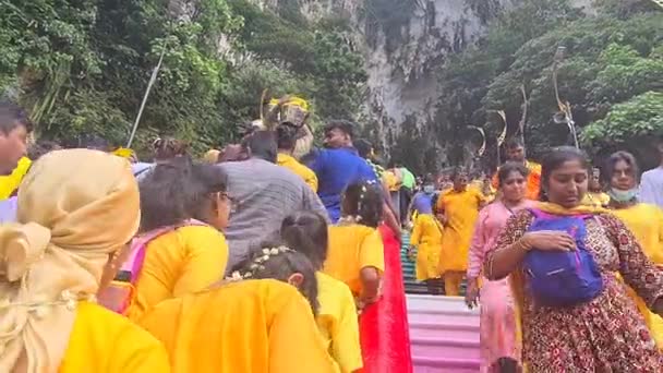 Hinduer Går Nedför Trappan Till Templet Thaipusam Festivalen — Stockvideo