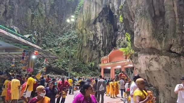 Batu Mağaraları Ndaki Murugan Tapınağının Içinde Yürüyen Hindular — Stok video
