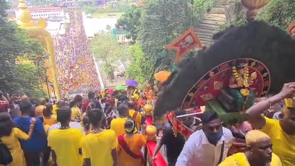 Hinduer Går Mot Murugan Templet För Thaipusam — Stockvideo