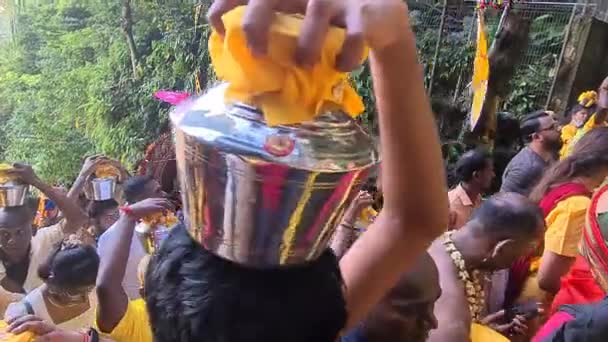 在Thaipusam节 印度教徒头戴牛奶罐行走 — 图库视频影像