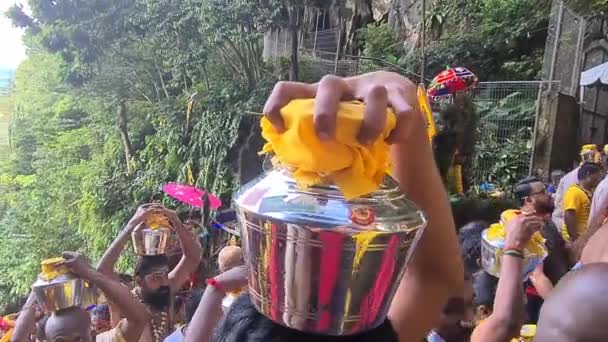 Hindus Andando Com Frasco Leite Cabeça Durante Festival Thaipusam — Vídeo de Stock