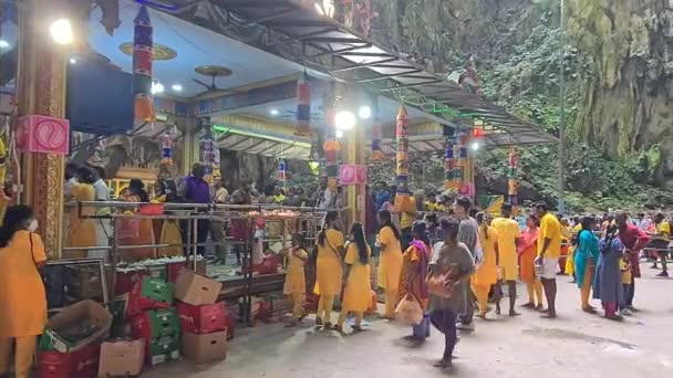 Індуси Оранжевих Сукнях Йдуть Всередині Храму Муруган — стокове відео
