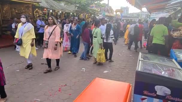 穿着传统服饰在巴图洞穴街道上行走的印度教徒 — 图库视频影像