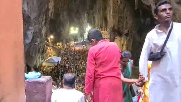 Vista Noturna Multidão Hindu Reunida Cavernas Batu Templo Murugan — Vídeo de Stock