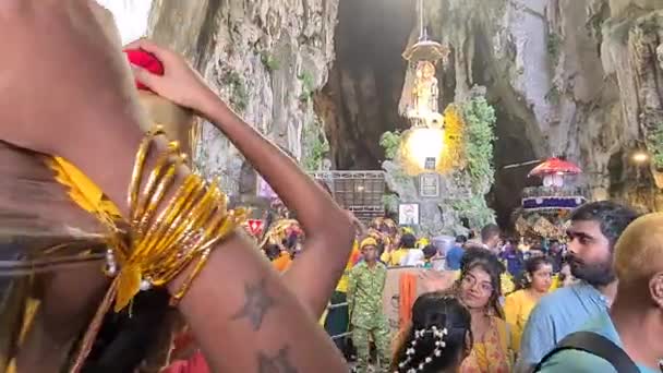 Nádoby Mléko Nesené Hinduistickými Ženami Muruganském Chrámu Batu Jeskyních — Stock video