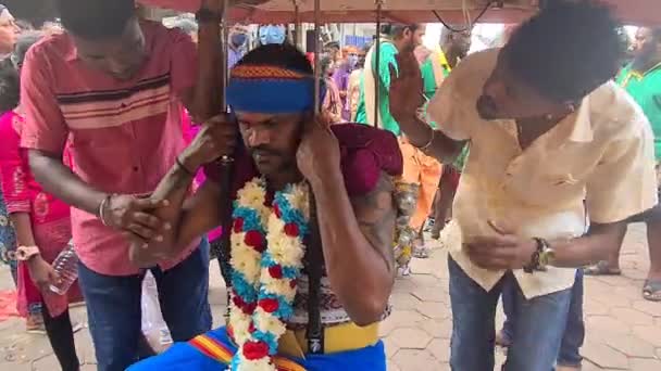 南亚棕色男子背着沉重的Kavadi — 图库视频影像