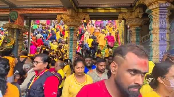 Południowo Azjatyckiej Społeczności Hinduskiej Poza Kolorowych Tradycyjnych Murugan Świątyni — Wideo stockowe
