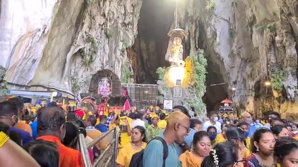 Południowoazjatycki Hinduski Tłum Społeczności Jaskiniach Batu Świętować Thaipusam — Wideo stockowe