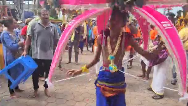 Ινδουιστής Λάτρης Της Νότιας Ασίας Χορεύει Φορώντας Kavadi — Αρχείο Βίντεο