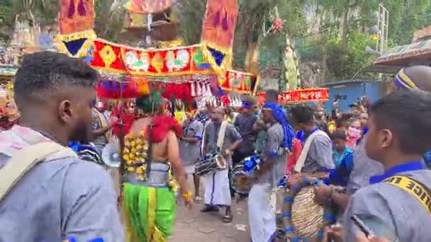 南アジアのヒンズー教徒は タイの祭りでKavadiを身に着けている間 ドラム上で踊ります — ストック動画