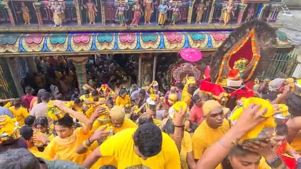Hindous Asie Sud Montant Les Escaliers Temple Portant Cruche Argent — Video