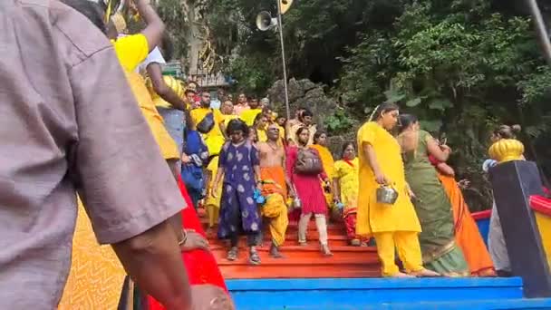 南アジアのヒンドゥスとカヴァディは タイのムルガン寺院の階段を歩く — ストック動画
