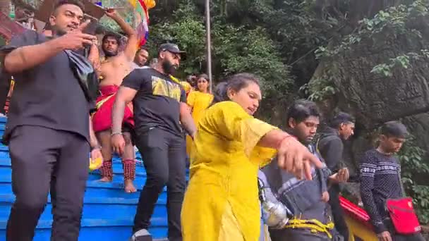 Sydasiatiska Hinduer Med Kavadi Trappor Berget Grottor Thaipusam — Stockvideo