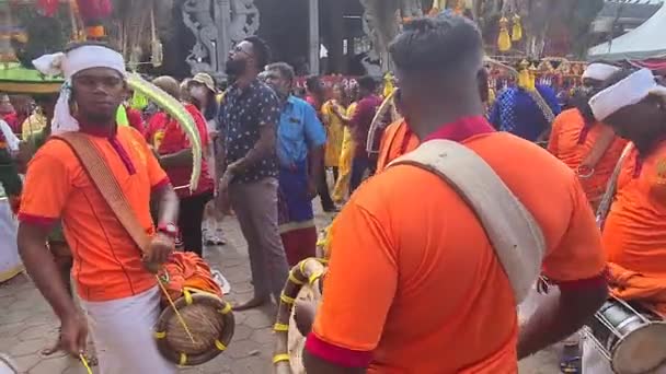 South Indian Black Hindus Bicie Bębnów Festiwalu Thaipusam — Wideo stockowe