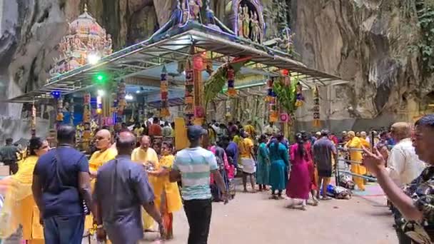 Południowo Indyjski Tłum Hindusów Świątyni Murugan Festiwalu Thaipusam — Wideo stockowe