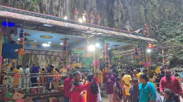 Hindus Indianos Sul Que Andam Dentro Templo Murugan Cavernas Batu — Vídeo de Stock