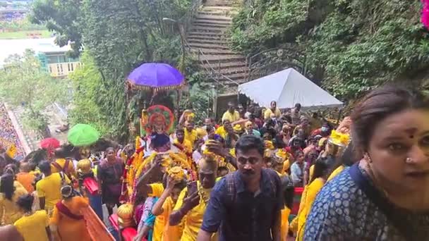南インドのヒンズー教徒がムーガン寺院に向かって歩いてタイプームへ — ストック動画