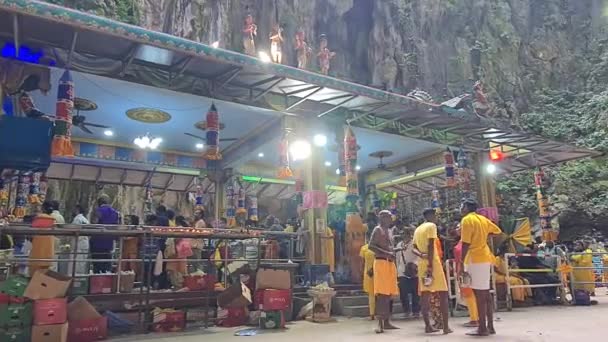 Hindus Sul Índia Caminhando Dentro Templo Murugan Malásia — Vídeo de Stock