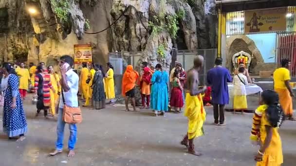 Devoti Indù Tamil Sono Riuniti Nel Tempio Murugan Celebrare Thaipusam — Video Stock