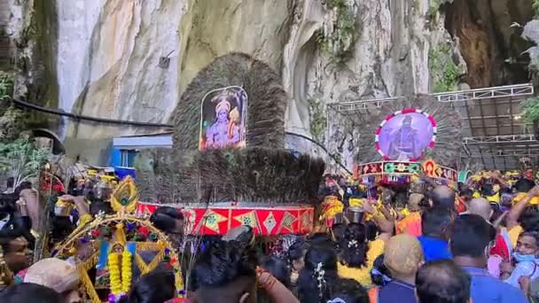 タイを祝うためにムルガン寺院に集まったタミル ヒンドゥ — ストック動画